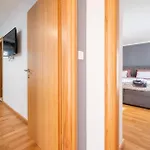 Awesome Home In Labin With House Sea View בית נופש