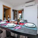 Awesome Home In Labin With House Sea View בית נופש לאבין